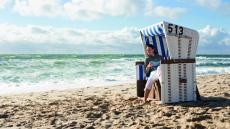 Im Strandkorb am wunderschönen Strand relaxen. Quelle: Wellness in Boltenhagen, Ostsee - beauty24 GmbH