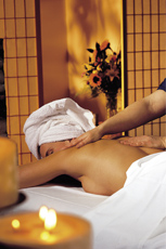 Neue Kräfte tanken bei einer entspannenden Massage. Quelle: Wellness im Ostseebad Wustrow / beauty24 GmbH