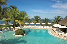 Bei diesem Anblick ist Fernweh vorprogrammiert - so schön ist die Poollandschaft des Maritim Hotels Mauritius! Quelle: Maritim Hotel Mauritius / beauty24 GmbH