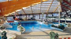 Innenbereich des Aquaparks mit Wellenbecken. Quelle: Wellness-Hotel in Prag-East - beauty24 GmbH