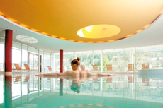 Im Panorama-Pool eintauchen und Körper und Geist revitalisieren. Quelle: Wellnesshotel in Bad Herrenalb - beauty24 GmbH