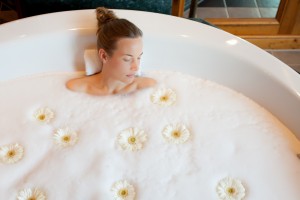 Lassen Sie sich bei einem ällgauer Molkebad fallen! Quelle:Hotel & Spa in Oberstaufen - beauty24 GmbH