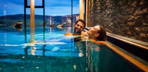 Im Pool relaxen! Quelle: Familien-Resort in Oberwiesenthal - beauty24 GmbH